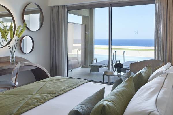Innenansicht eines eleganten Hotelzimmers im Mayia Exclusive Resort & Spa mit Meerblick.