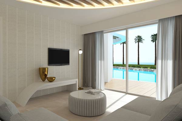 Innenansicht des Wohnzimmers im Mayia Exclusive Resort & Spa mit Fernseher, Tisch, Sofa und Glastür zum Pool.