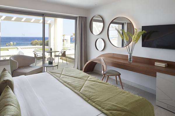 Innenansicht eines Hotelzimmers im Mayia Exclusive Resort & Spa mit Meerblick und modernen Möbeln.
