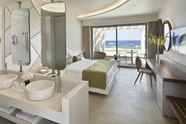 Innenansicht eines Hotelzimmers im Mayia Exclusive Resort & Spa mit Blick auf das Meer.
