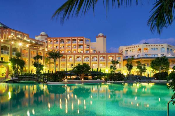 H10 Playa Esmeralda Hotel bei Nacht mit illuminierten Gebäuden und einem Pool im Vordergrund.