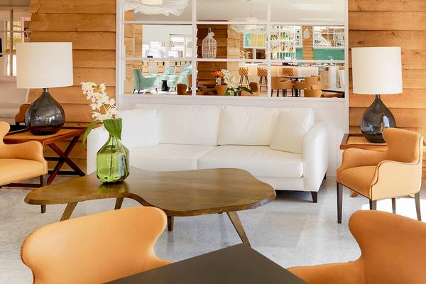 Lobbybereich des H10 Playa Esmeralda Hotels mit weißem Sofa und dekorativen Lampen.