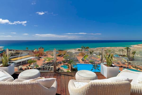 Aussicht von der Terrasse des H10 Playa Esmeralda Hotels auf das Meer