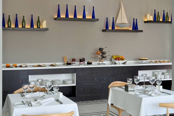 Buffettisch im Restaurant des H10 Playa Esmeralda Hotels mit Früchten und Geschirr.