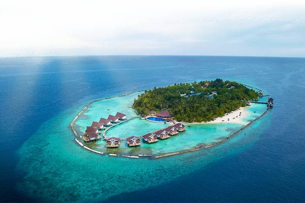 Luftaufnahme der Ellaidhoo Maldives by Cinnamon Insel mit mehreren Wasservillen und blauem Wasser