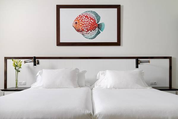 Doppelbett mit Fisch Wandbild im H10 Playa Esmeralda Hotel