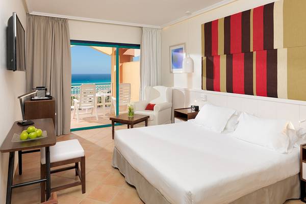 Innenansicht eines Zimmers im H10 Playa Esmeralda Hotel mit Blick auf das Meer.