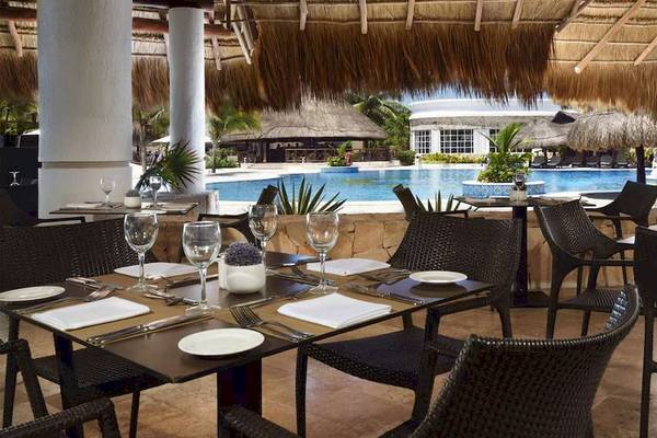 Restaurantbereich des Catalonia Royal Tulum Hotels mit Blick auf den Pool.