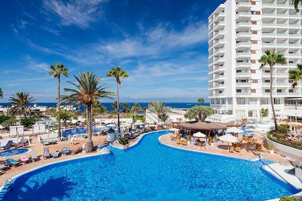 Luftaufnahme des Pools und der Lounge des H10 Gran Tinerfe Hotels