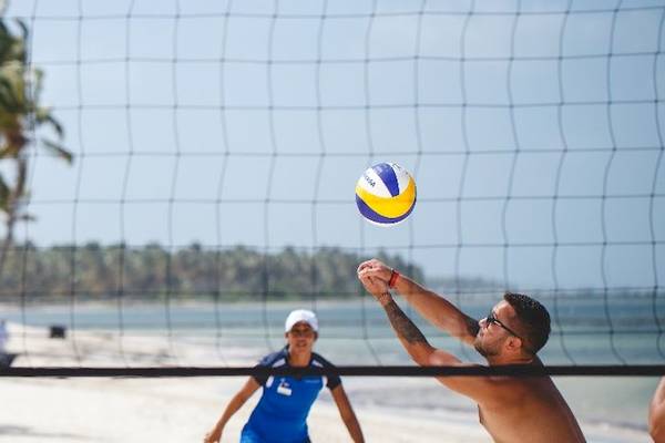 Strandvolleyballspiel bei Catalonia Royal Tulum mit Hotel im Hintergrund