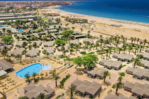 Luftaufnahme des Oasis Belorizonte Hotels mit Strand, Pool und Bungalows