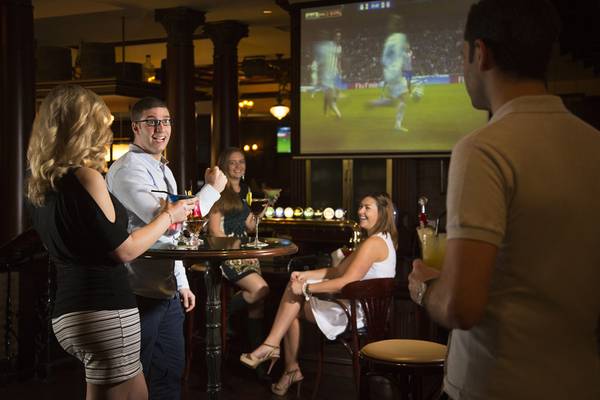 Gäste im Park Rotana Abu Dhabi Hotel bei einem Fußball-Event