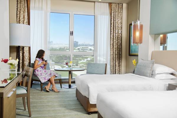 Hotelzimmer mit zwei Betten und Sitzecke im Park Rotana Abu Dhabi