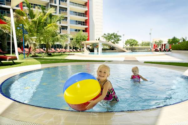 Zwei Kinder spielen im Pool des Park Rotana Abu Dhabi.