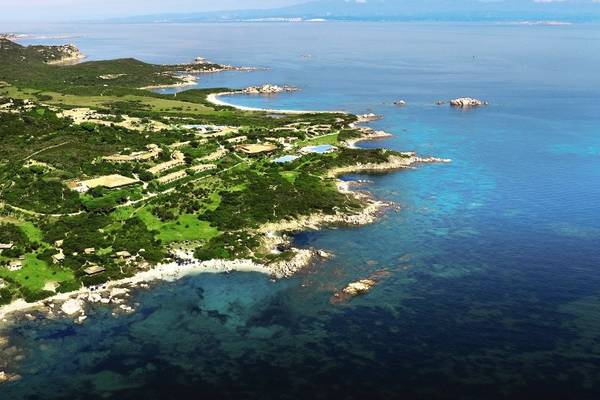 Luftaufnahme des Resort Valle Dell'Erica Thalasso & Spa am Meer.