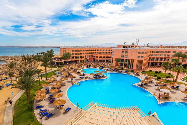 Luftaufnahme des Beach Albatros Resorts mit Swimmingpool und Strand