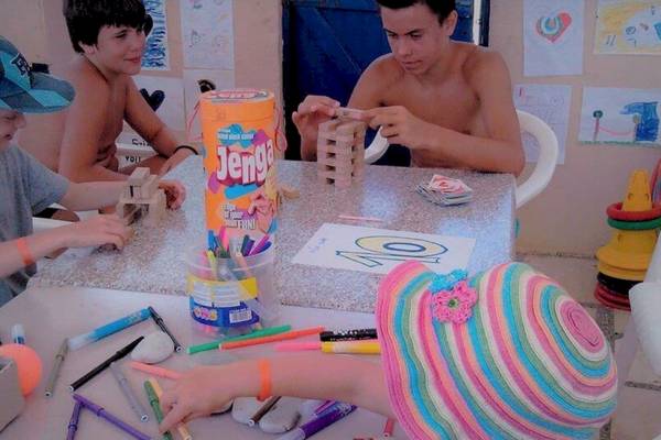 Kinder spielen und basteln im Elea Beach Hotel.