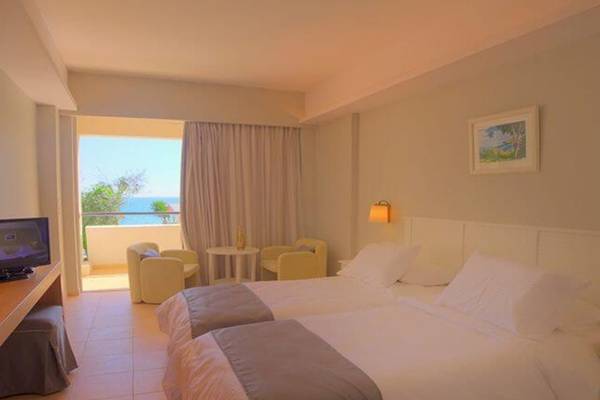 Zimmer im Elea Beach Hotel mit zwei Betten und Meerblick.