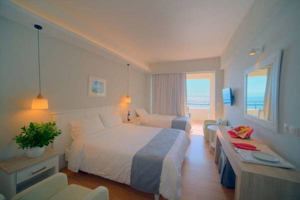 Doppelzimmer mit Balkon im Elea Beach Hotel, mit Blick auf das Meer.
