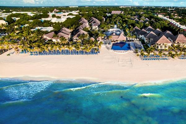 Luftaufnahme des Allegro Playacar Hotels an einem weißen Sandstrand mit blauem Meer und vielen Bungalows.
