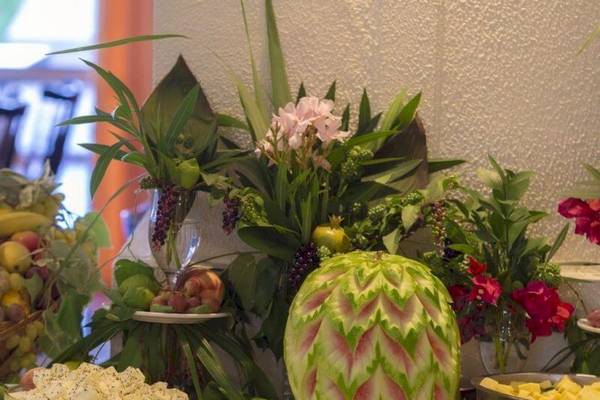 Elea Beach Hotel Buffettisch mit verschiedenen Speisen und Wassermelonen-Dekoration