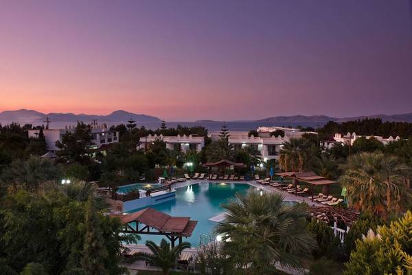 Luftaufnahme des Gaia Royal Hotels mit Swimmingpool und Außenbereich bei Abenddämmerung.