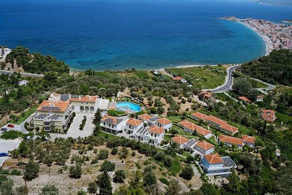 Luftaufnahme des Arion Hotel Samos mit Pool und Meerblick