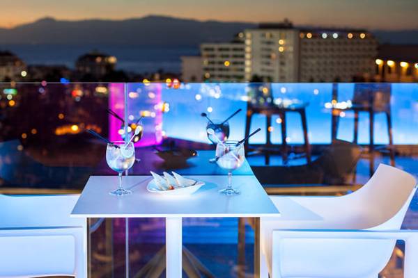 Abendessen auf Balkon im Hotel Tigotan Lovers & Friends mit Blick auf die Stadt