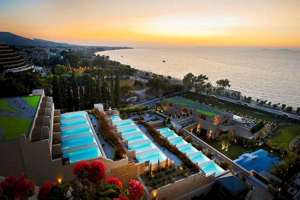 Luftaufnahme der Elite Suites by Rhodes Bay mit Swimmingpools und Meerblick bei Sonnenuntergang
