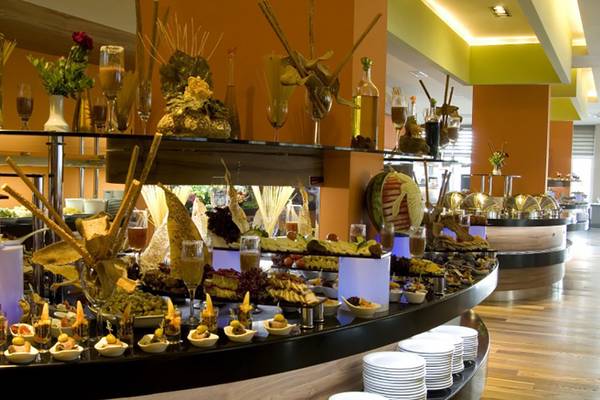 Buffettisch im Casa De Maris Spa & Resort mit verschiedenen Vorspeisen und Getränken.