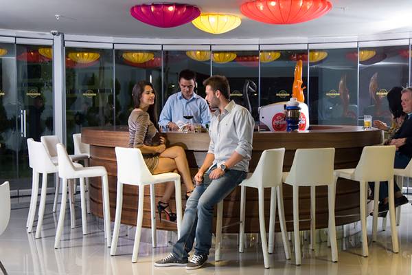 Einige Gäste unterhalten sich an der Bar im Casa De Maris Spa & Resort Hotel.