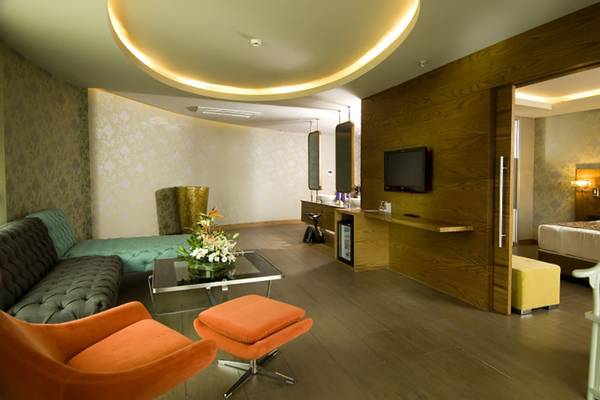Innenansicht eines Zimmers im Casa De Maris Spa & Resort Hotel mit Möbeln und Fernseher.