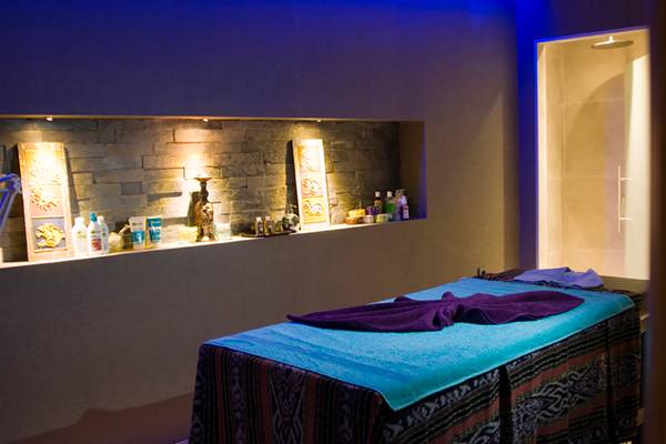 Behandlungsraum im Casa De Maris Spa & Resort mit Massagetisch und Zubehör