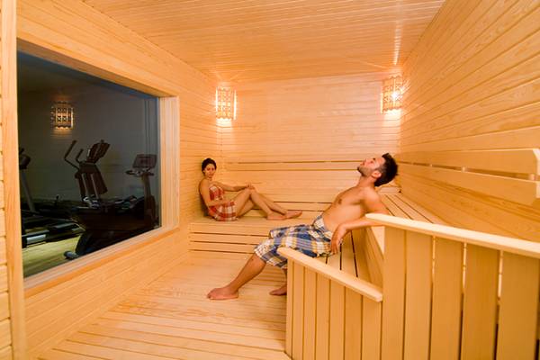 Paar in der Sauna von Casa De Maris Spa & Resort