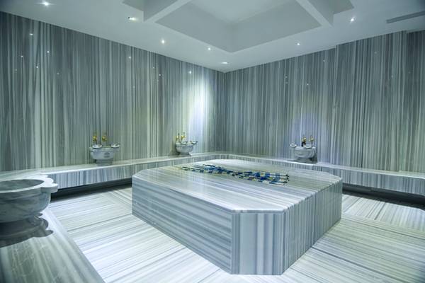 Innenansicht der Sauna im Casa De Maris Spa & Resort mit Marmorwänden und Bädern.