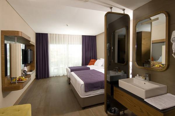 Hotelzimmer von Casa De Maris Spa & Resort mit zwei Betten, Waschbecken und Spiegeln.