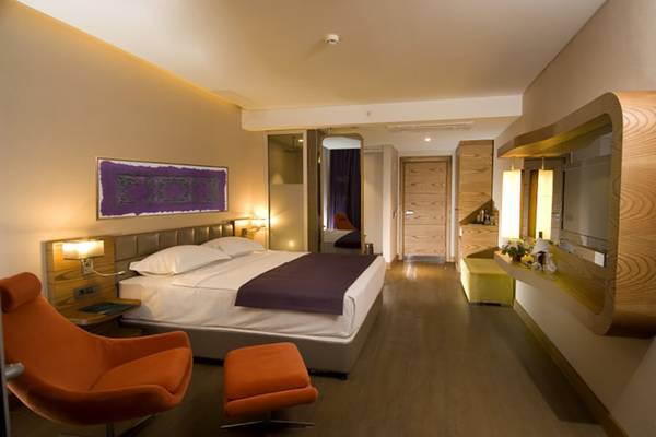 Hotelzimmer im Casa De Maris Spa & Resort mit Doppelbett, Nachttischen und modernen Möbeln.