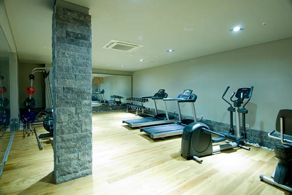 Fitnesscenter im Casa De Maris Spa & Resort mit verschiedenen Trainingsgeräten.