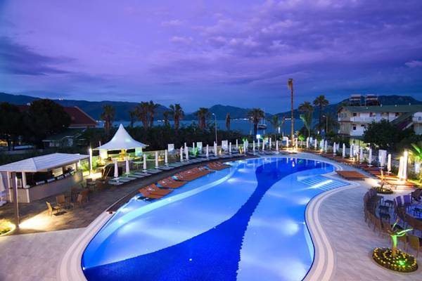 Beleuchteter Pool im Casa De Maris Spa & Resort bei Nacht mit Blick aufs Meer