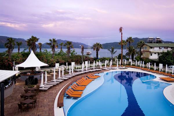 Luftaufnahme des Swimmingpools im Casa De Maris Spa & Resort mit Liegestühlen und Blick auf das Meer