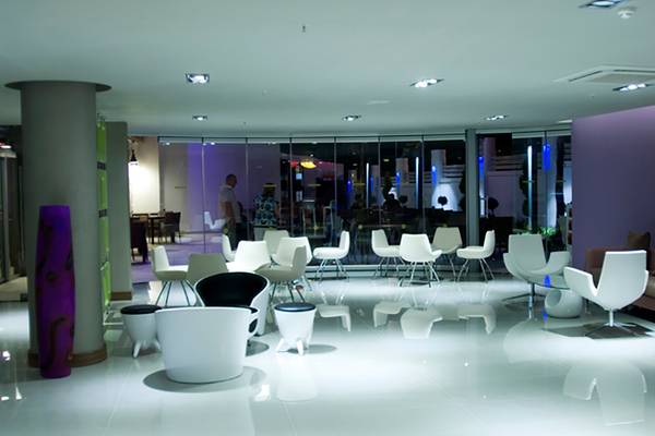 Lobby des Casa De Maris Spa & Resort mit weißen Möbeln und hellem Boden.