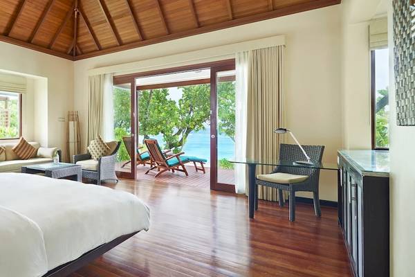Innenansicht einer Suite im Hilton Seychelles Labriz Resort & Spa mit Blick auf das Meer.