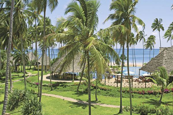 Außenansicht des Ocean Paradise Resort & Spa mit tropischen Palmen und Strand