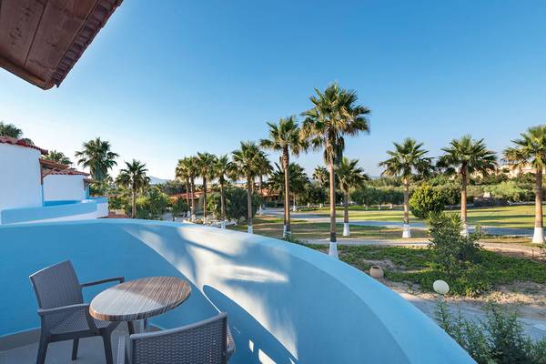 Blick vom Balkon des Eurovillage Achilleas Hotels auf Palmen und Landschaft