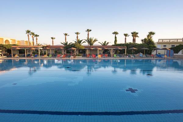 Eurovillage Achilleas Hotel Pool mit Liegestühlen und Sonnenschirmen