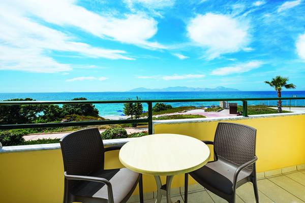 Aussicht vom Balkon des Eurovillage Achilleas Hotels auf das Meer und die Berge.