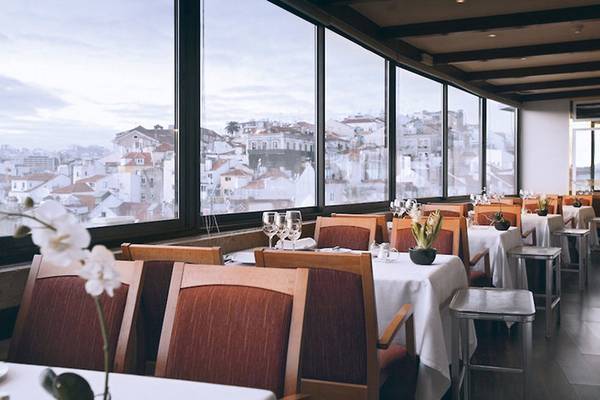 Innenansicht des Mundial Hotel Restaurants mit Blick auf die Stadt