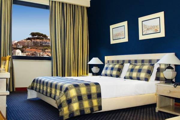 Schlafzimmer im Mundial Hotel mit Blick auf die Stadt.