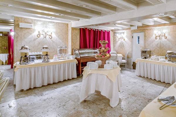 Frühstücksbuffet im CHC Continental Hotel mit verschiedenen Speisen und Getränken.