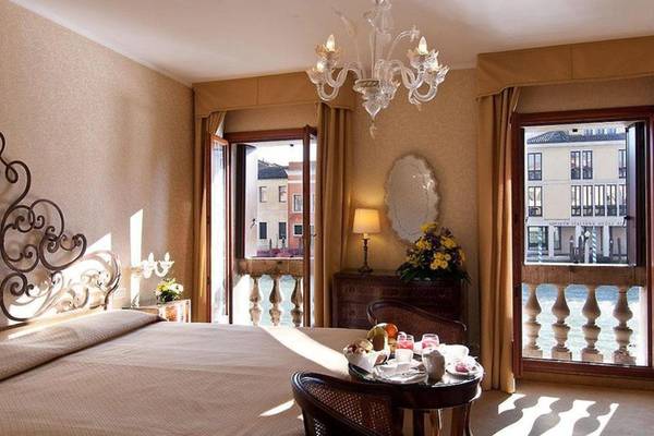 Zimmer im CHC Continental Hotel mit Blick auf den Kanal und einem Frühstückstisch.